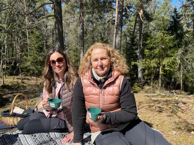 Sandra och Lotta på skogsbad