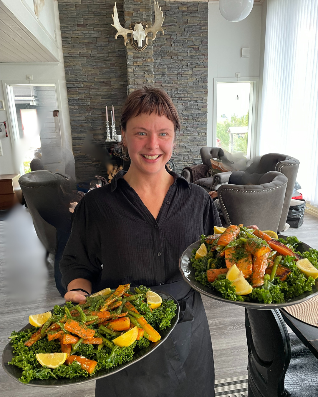 Emma- Lisa serverar en av sina underbara måltider